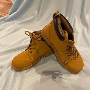 LN worn once! Josmo work boots boys size 3